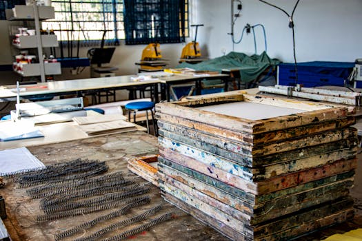 Interior of a textile workshop in Apucarana, highlighting screen printing frames and equipment.